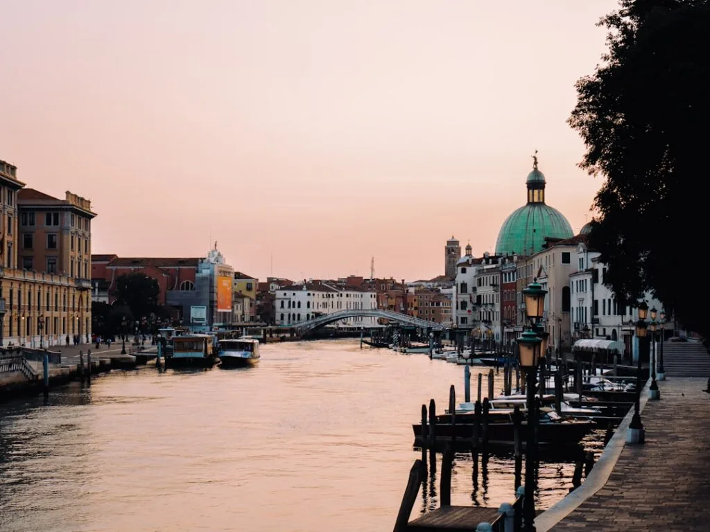 Coucher de soleil sur le Grand Canal de Venise, bateaux amarrés