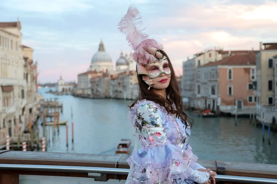 Personne masquée en costume vénitien sur un pont à Venise, Grand Canal