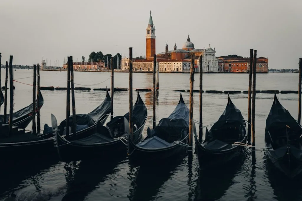 Vor Anker liegende Gondeln auf der Lagune mit San Giorgio Maggiore