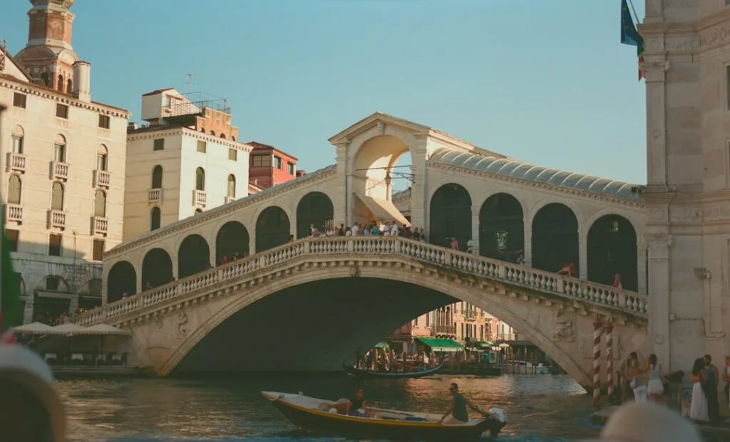 Le célèbre pont du Rialto sur le Grand Canal à Venise