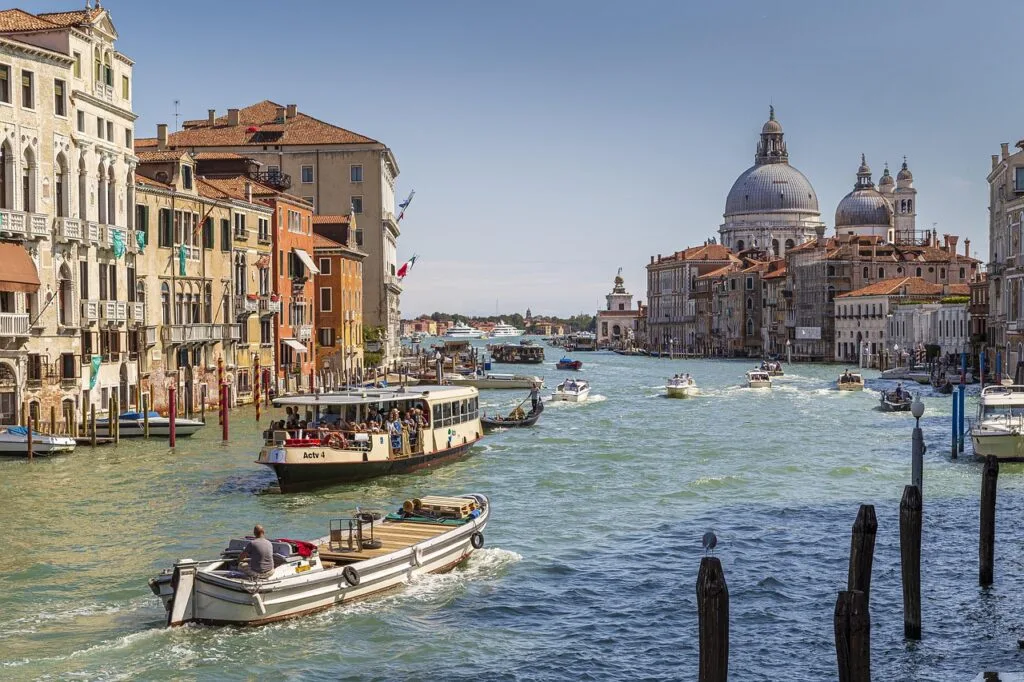 Bateaux et vaporetto naviguant sur le Grand Canal de Venise bondé