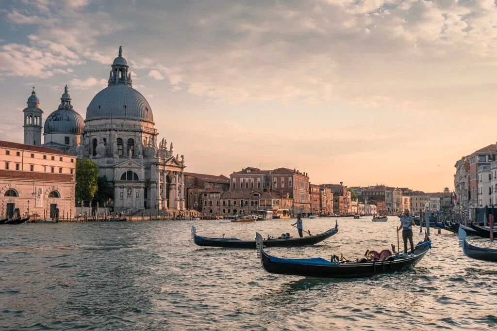 Gondoles glissant sur le Grand Canal au coucher de soleil, Venise
