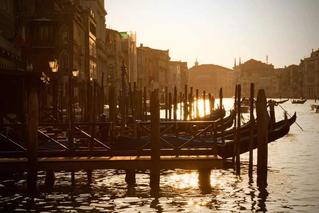 Gondoles alignées au quai du Grand Canal à Venise au coucher