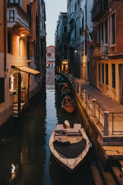 Enger venezianischer Gang bei Dämmerung mit Spiegelungen