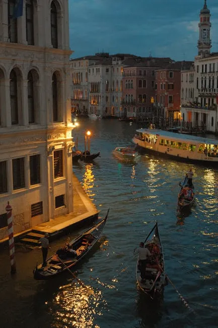 Gondoles et vaporetto illuminés naviguant sur le Grand Canal de Venise