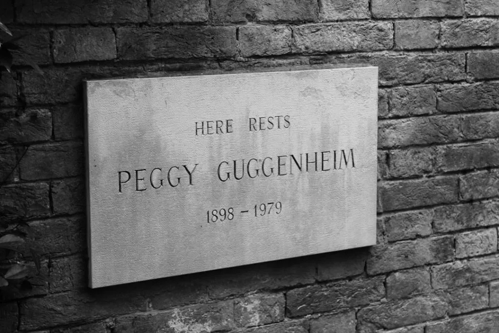 Plaque funéraire de Peggy Guggenheim fixée sur un mur à Venise
