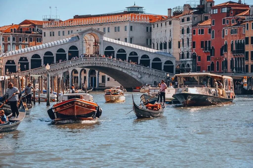 Bateaux et gondoles sur le Grand Canal devant le Rialto, Venise