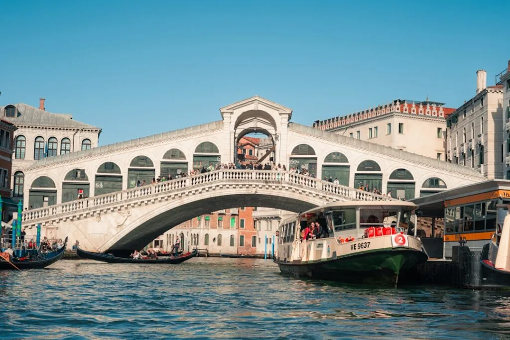 Le pont du Rialto à Venise surplombant un vaporetto et gondoles