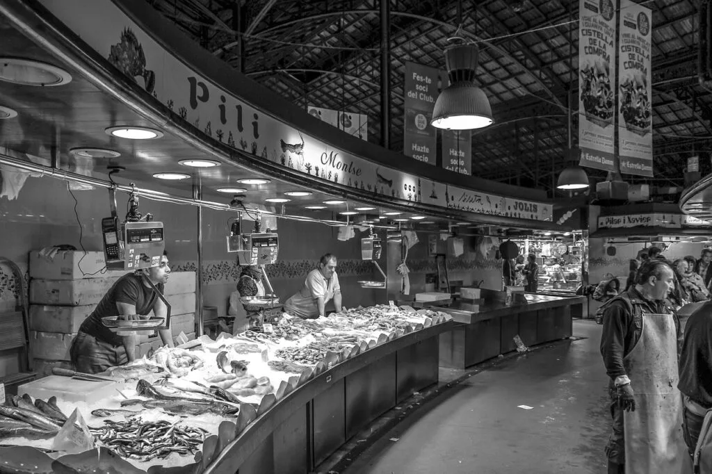 Étals de poisson dans le marché aux poissons de Venise, vendeurs actifs
