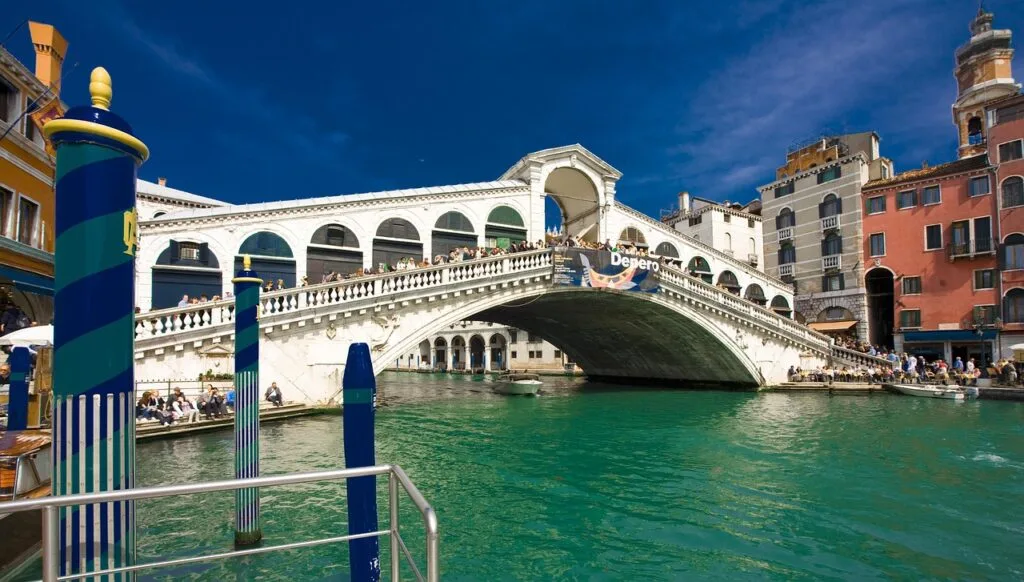 Le pont du Rialto sur le Grand Canal, eaux vertes et gondoles.