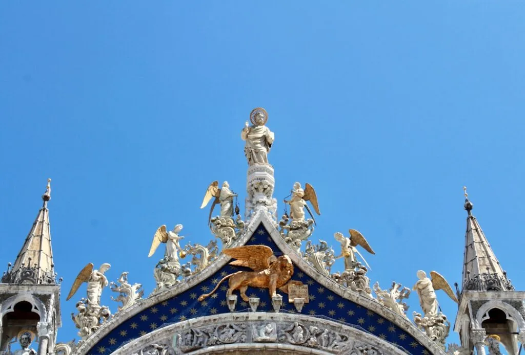 Détails dorés du lion ailé et statues sur la basilique Saint-Marc, Venise