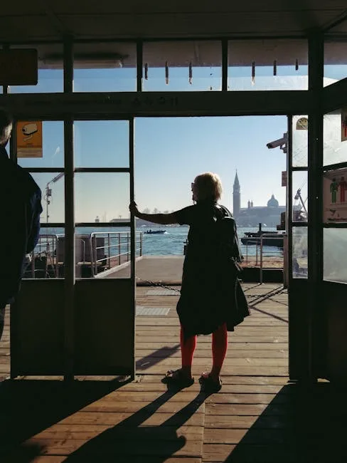 Schattenriss einer Person an Vaporetto-Haltestelle mit Venedig-Silhouette