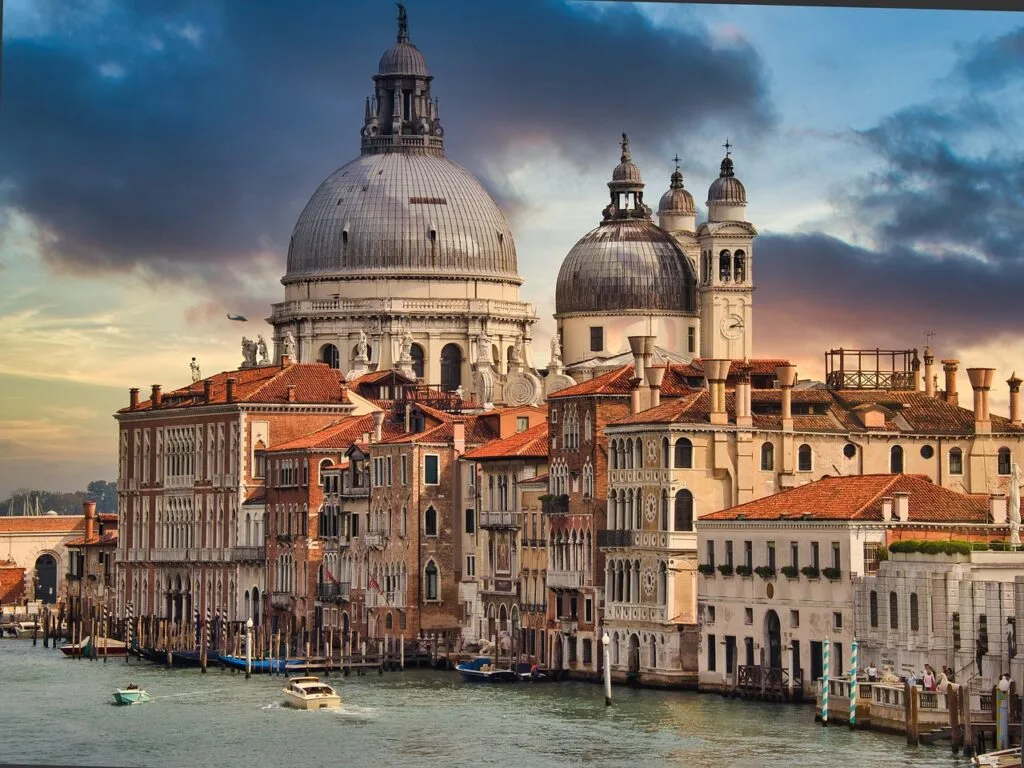 Dômes de la basilique Santa Maria della Salute sur le Grand Canal, Venise