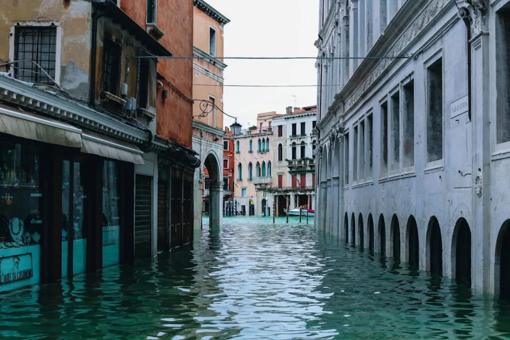 Ruelle inondée lors d'une acqua alta à Venise, vitrines immergées