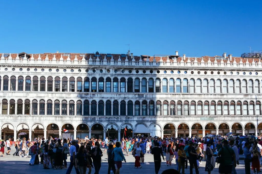 Foule de visiteurs sur la place Saint-Marc devant les arcades, Venise