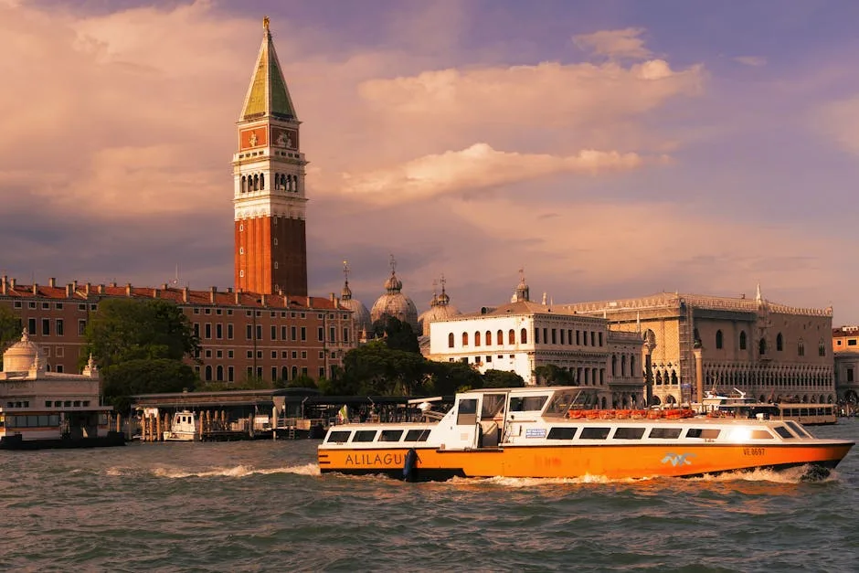 Vaporetto orange sur l'eau devant le campanile de Saint-Marc, Venise