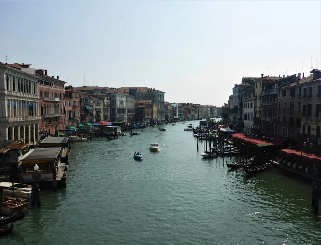 Grand Canal à Venise bordé de palais et de bateaux vaporettos