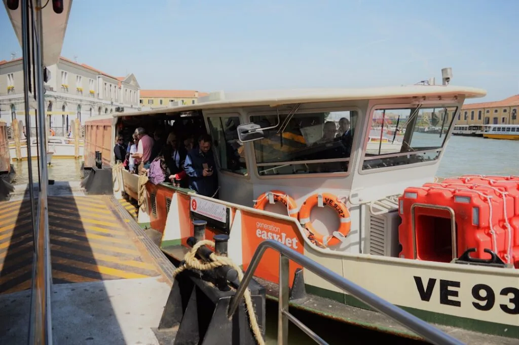 Passagers montant à bord d'un vaporetto au quai de Venise