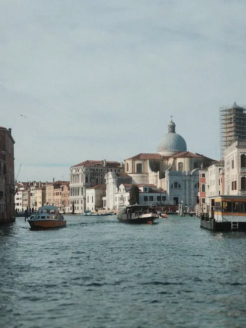 Vaporetto et bateaux sur le Grand Canal de Venise, église en arrière-plan