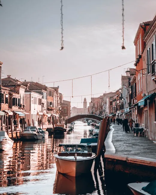 Typischer venezianischer Kanal mit Booten, Brücke und Uferpromenade