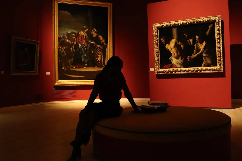 Visiteur assis en silhouette devant peintures dans un musée à Venise