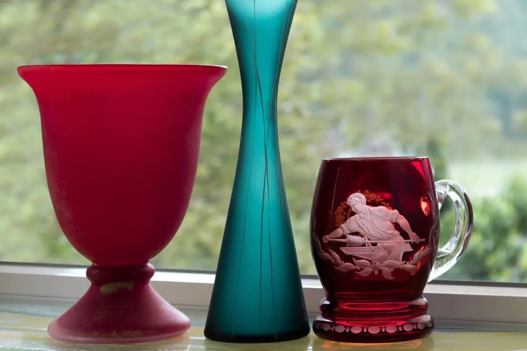 Vases et gobelet en verre coloré représentant l'art verrier de Murano