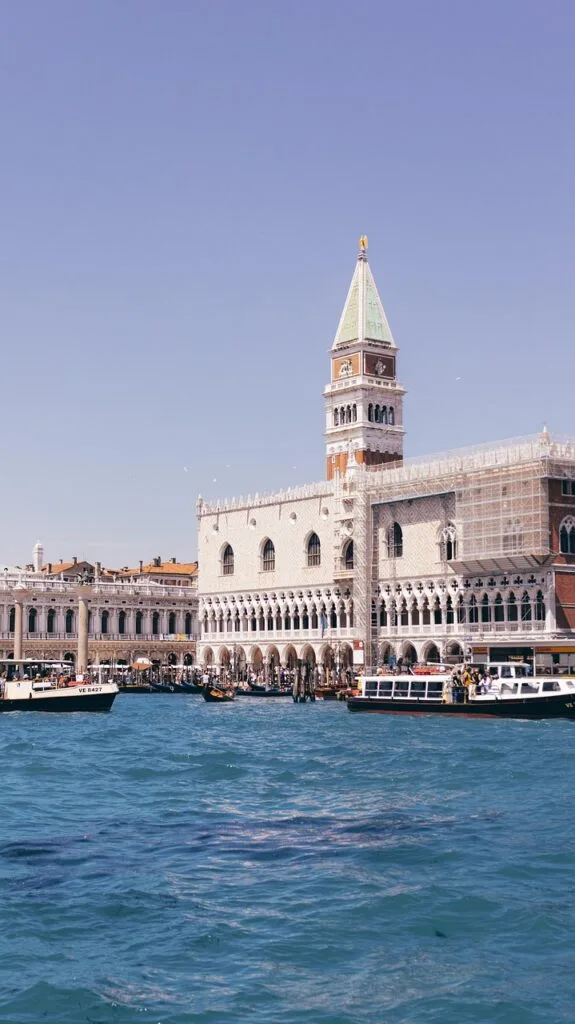 Palais des Doges et campanile vus depuis le bassin à Venise