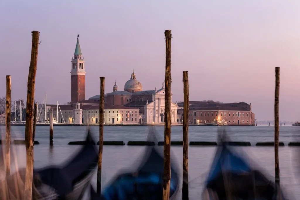 Gondoles floues et pieux en bois devant San Giorgio Maggiore à Venise