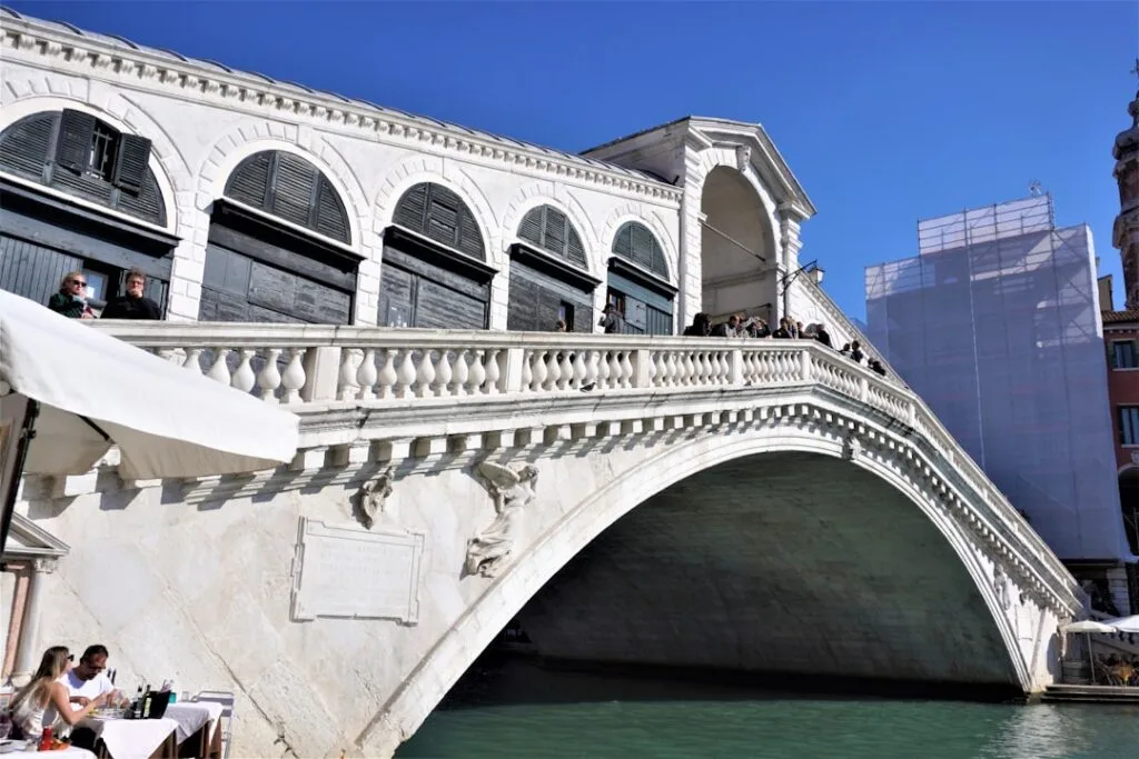 Pont du Rialto à Venise surplombant le Grand Canal et les tables