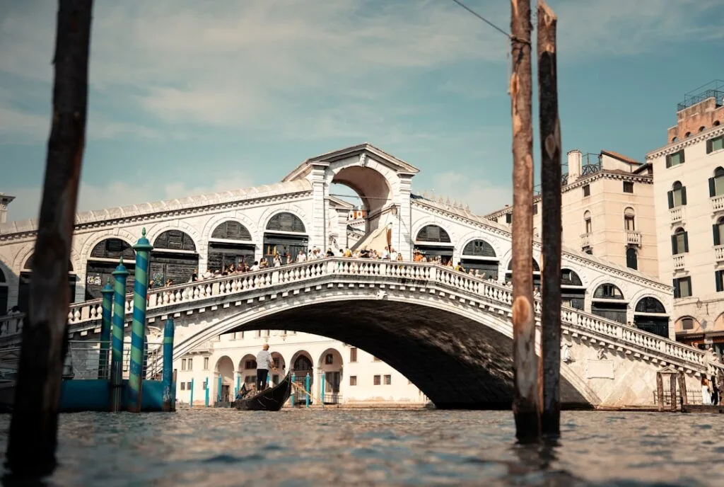 Le pont du Rialto à Venise avec gondole sous l'arche