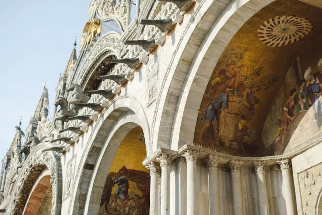 Façade ornée de la basilique Saint-Marc à Venise, mosaïques dorées visibles