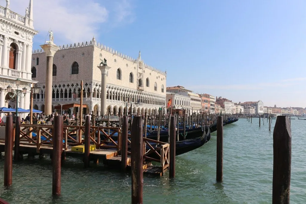 Gondoles amarrées devant le palais des Doges sur le front de mer à Venise