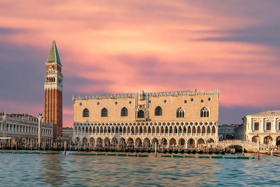 Palais des Doges et campanile à Venise, ciel rose au coucher