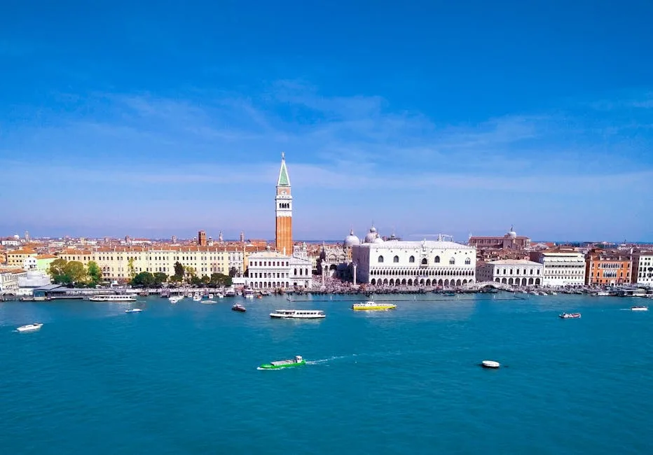 Vue panoramique du campanile et du palais des Doges depuis la lagune de Venise
