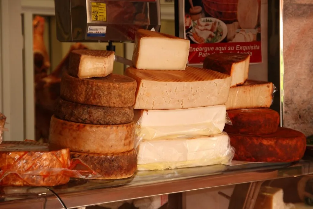 Pile de meules de fromage rustiques sur un étal vénitien