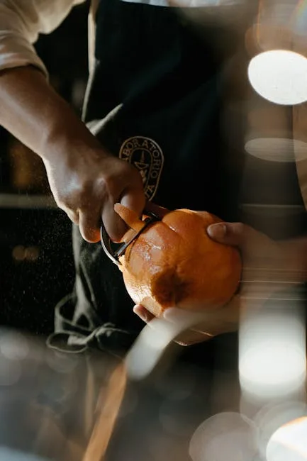 Barman à Venise zeste une orange pour préparation de cocktail