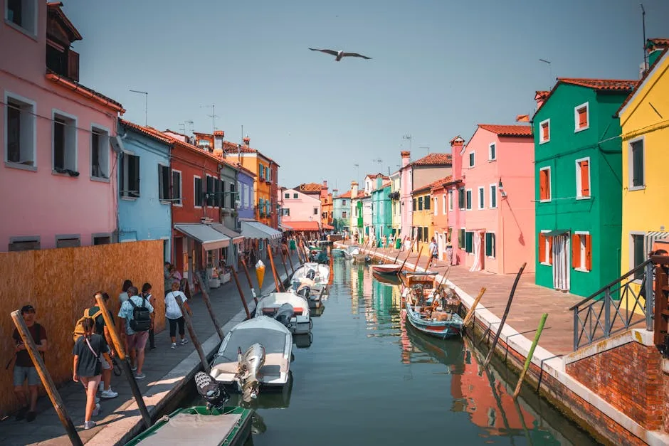 Canal bordé de maisons colorées et bateaux à Burano, près de Venise