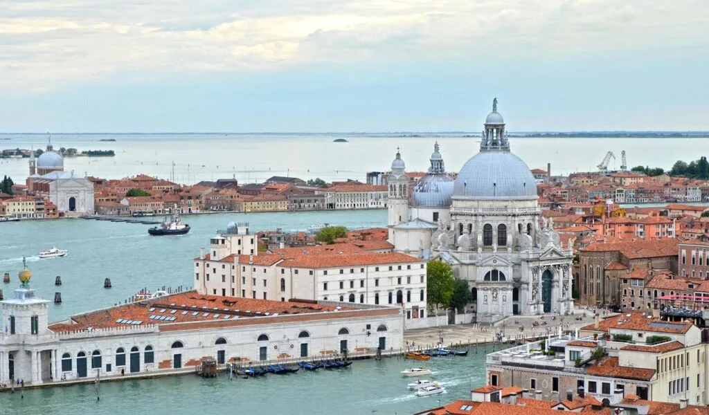 La basilique Santa Maria della Salute domine le canal à Venise.
