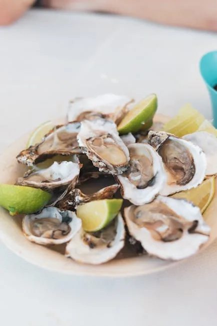 Assiette d'huîtres ouvertes avec quartiers de citron vert à Venise