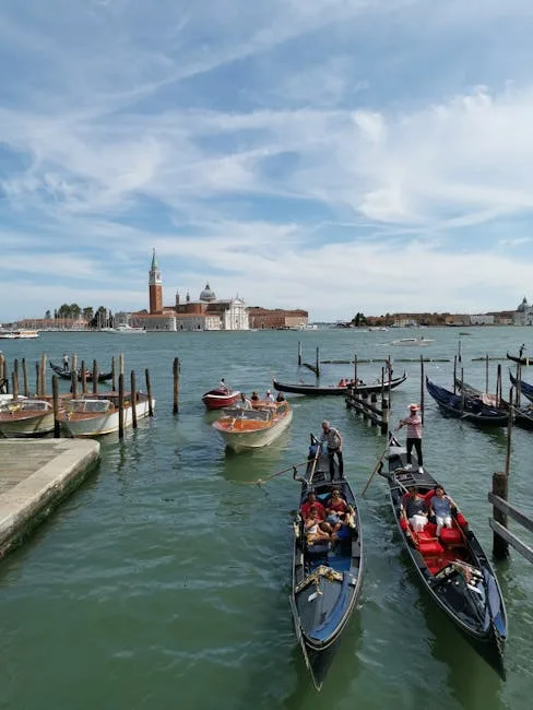 Gondoles et bateaux sur le lagon, avec San Giorgio à Venise