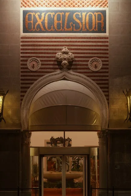 Façade ornée 'EXCELSIOR' au-dessus d'une entrée voûtée, hôtel vénitien
