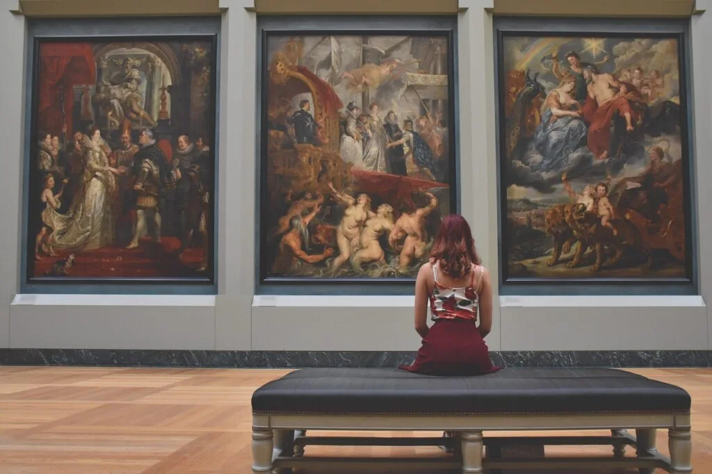 Visite contemplative dans un musée de Venise, spectatrice devant triptyque classique.