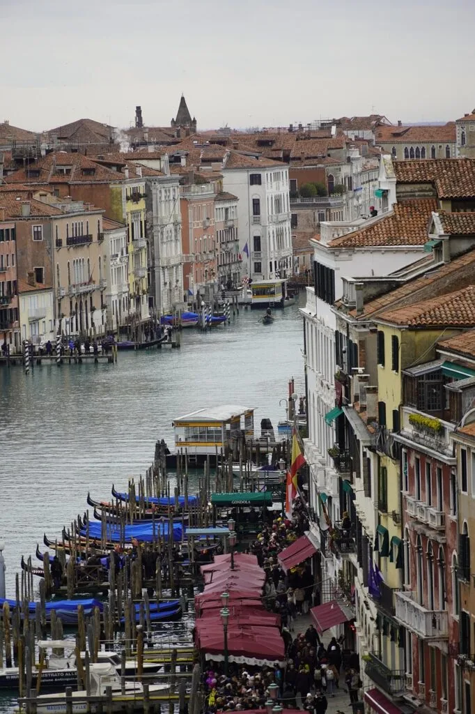 Bord du Grand Canal à Venise, gondoles et foule sur les quais