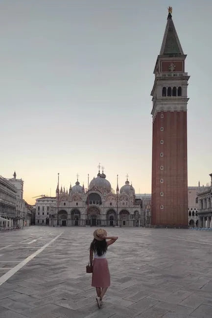 Femme chapeau marchant vers la basilique Saint-Marc sur la place vide à Venise