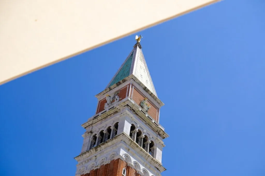 Spitze des Markusplatz-Glockenturms vor klarem blauem Himmel