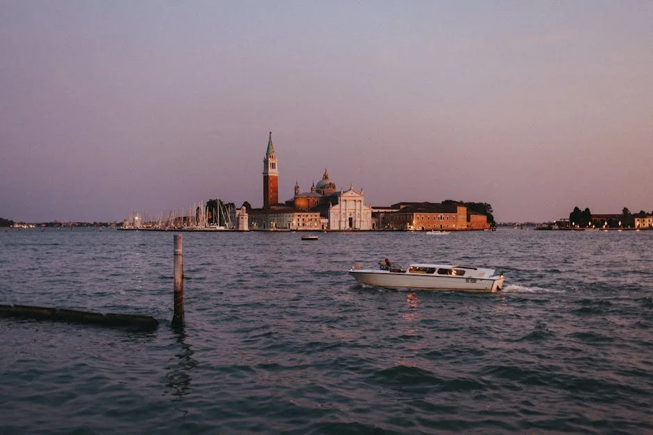 Bateau motorisé devant l'île San Giorgio Maggiore à Venise au crépuscule