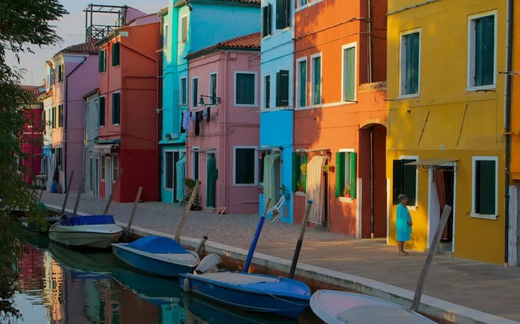 Maisons colorées de Burano avec barques alignées le long du canal