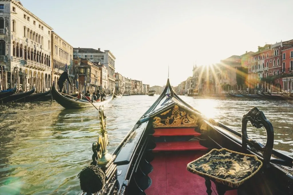 Proue d'une gondole glissant sur le Grand Canal à Venise au soleil