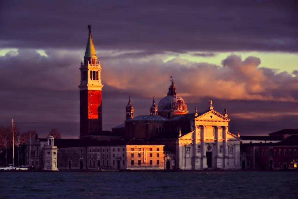 Église San Giorgio Maggiore à Venise éclairée par un coucher de soleil dramatique