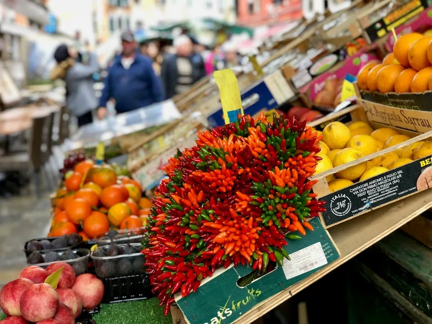 Étal de marché vénitien avec bouquet de piments et fruits